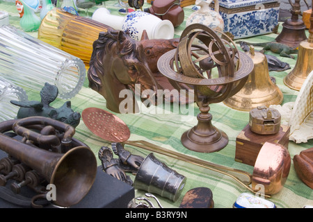 Place du Jeu de Balle täglich einen Flohmarkt verkauft eine breite Palette von neuen und gebrauchten Gegenstände, Marolles Viertel, Brüssel, Belgien Stockfoto