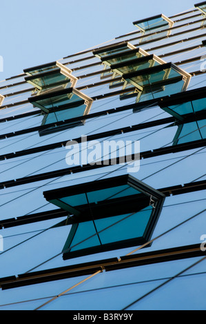 Blick nach oben auf die verglaste Fassade des Bahn-Towers, in dem sich der Hauptsitz der Deutschen Bahn am Potsdamer Platz befindet. Berlin, Deutschland Stockfoto