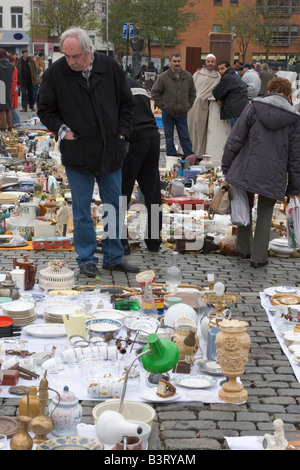 Place du Jeu de Balle täglich einen Flohmarkt verkauft eine breite Palette von neuen und gebrauchten Gegenstände, Marolles Viertel, Brüssel, Belgien Stockfoto