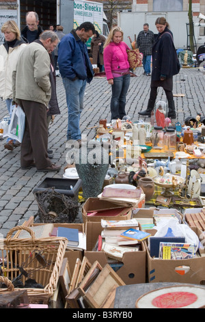 Place du Jeu de Balle täglich einen Flohmarkt verkauft eine breite Palette von neuen und gebrauchten Gegenstände, Marolles Viertel, Brüssel, Belgien Stockfoto