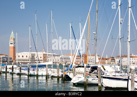 Blick auf den Campanile auf der Piazza San Marco von festgemachten Yachten in Marina San Giorgio Maggiore, Venedig, Italien Stockfoto