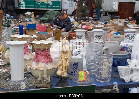 Place du Jeu de Balle täglich einen Flohmarkt verkauft eine breite Palette von neuen und gebrauchten Gegenstände, Marolles Viertel, Brüssel, Belgien Stockfoto