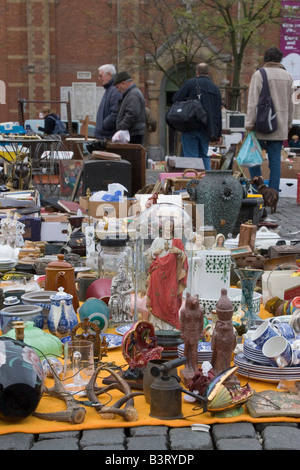 Place du Jeu de Balle täglich einen Flohmarkt verkauft eine breite Palette von neuen und gebrauchten Gegenstände, Marolles Viertel, Brüssel, Belgien Stockfoto
