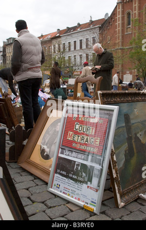 Place du Jeu de Balle täglich einen Flohmarkt verkauft eine breite Palette von neuen und gebrauchten Gegenstände, Marolles Viertel, Brüssel, Belgien Stockfoto