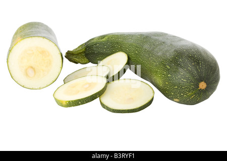 In Scheiben geschnittene Zucchini oder Zucchini isoliert auf weißem Hintergrund Stockfoto