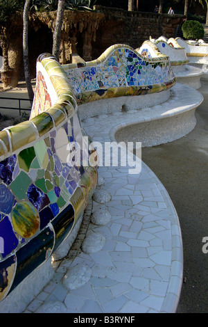 Gaudis berühmte Serpentinen Bänken im Parc Güell, Barcelona, Spanien. Stockfoto