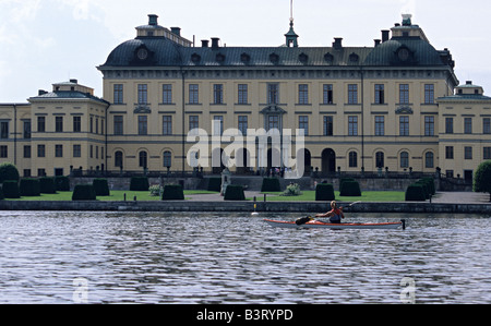 Jüngere Frau Kajakfahren vor Drottningholm Palace UNESCO World Heritage Stockholms Lan Sweden August 2006 Stockfoto