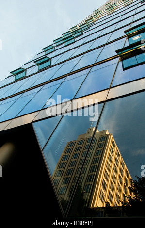 Spiegelung in der verglasten Fassade des Bahn-Towers, der den Hauptsitz der Deutschen Bahn am Potsdamer Platz beherbergt. Berlin, Deutschland Stockfoto