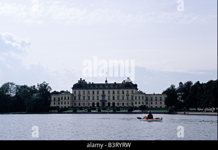 Jüngere Frau Kajakfahren vor Drottningholm Palace UNESCO World Heritage Stockholms Lan Sweden August 2006 Stockfoto