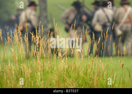 Soldaten der Konföderierten und Union antreten während einer Schlacht im Feldlager Civil War Reenactment Stockfoto