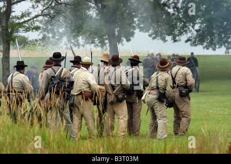 Soldaten der Konföderierten und Union antreten während einer Schlacht im Feldlager Civil War Reenactment Stockfoto