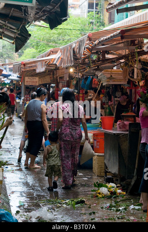 Ein Obst und Gemüse und Blumen Markt-Gasse im Zentrum von Hanoi, Vietnam Stockfoto