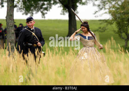 Eine junge Frau, die flirtingly grüßen Unionssoldaten im Feldlager Civil War Reenactment Stockfoto