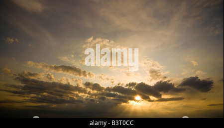 Sonne hinter Wolken zeigen Lichtstrahlen Stockfoto