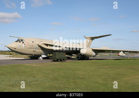 Victor Bomber auf Boden mit Rasen in goreground.room für Text. Stockfoto
