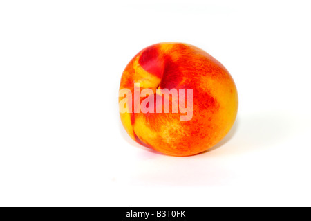 Ein ganzes, reife Nektarine auf weißem Hintergrund. Stockfoto