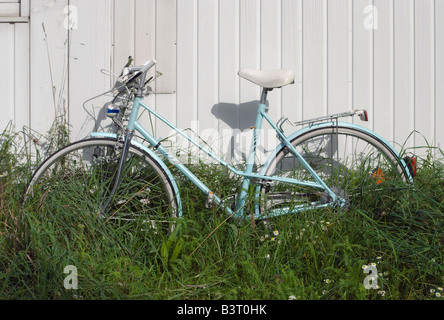 Fahrrad gegen die Wand an einem sonnigen Tag Stockfoto