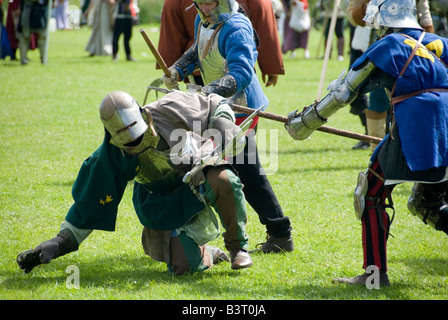 Ein Ritter fällt bis zu seinem Tod in der Mitte des Schlachtfeld Renactment historischen Tewkesbury Schlacht 1471 England 2007 NR Stockfoto