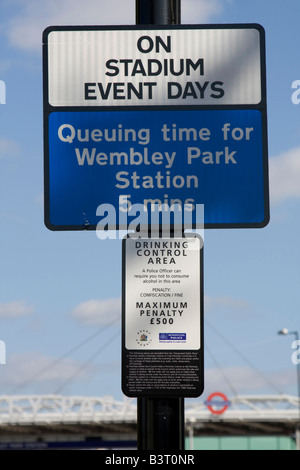 Warteschlangen Zeit Wegweiser für Wembley Park u-Bahn station London England uk gb Stockfoto