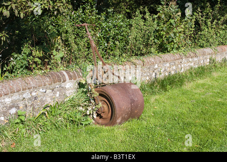 Garten Roller ruht, gegen einen geringen Stein Wand Stockfoto