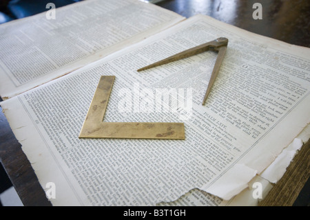 Kompass und Zeichendreieck auf eine Bibel in einer freimaurerischen Bastelraum Stockfoto