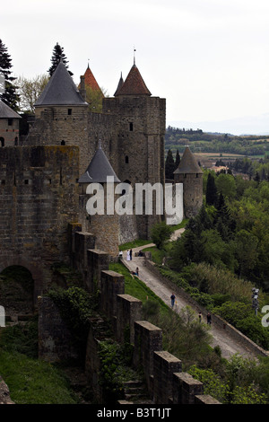 Schloss Türme erheben sich über die französische Landschaft in Carcassonne, Frankreich. Stockfoto