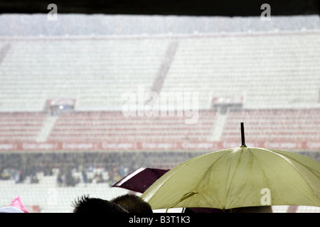 Zuschauer unter Schutz von einem schweren Regen innen Sanchez Pizjuan Stadion, Sevilla, Spanien Stockfoto