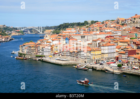 Panoramablick auf die Portwein-Boote am Rio Douro und die Altstadt von Porto Stockfoto