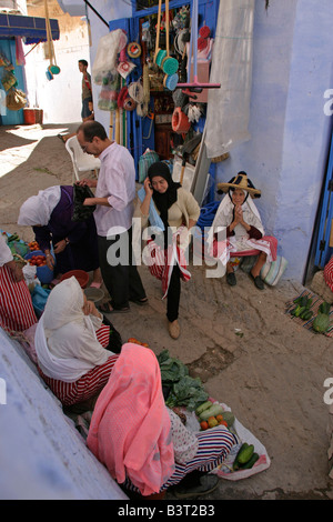 Frauen aus den umliegenden Dörfern kommen in Chefchaouen jeden Dienstag und Donnerstag um ihr Gemüse und Ziegenmilch zu handeln. Stockfoto