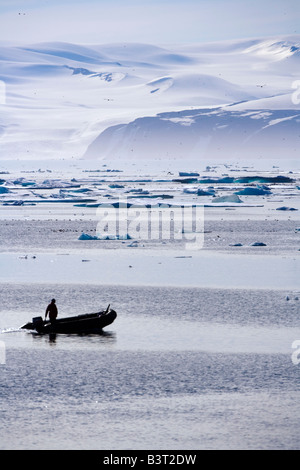 Person im Boot, Nunavut, Kanada Stockfoto