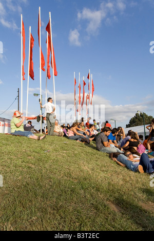 Menschen ruht in einer Rasenfläche in Festa Avante. FELD "BESCHREIBUNG" FÜR WEITERE INFORMATIONEN SIEHE Stockfoto