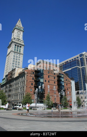 Brunnen entlang der Rose Kennedy Greenway in Boston. Custom House Tower im Hintergrund. Stockfoto