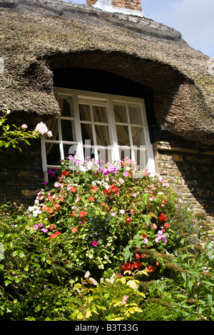 Ein Fenster im berühmten Thatched Cottage Thornton le Dale North Yorkshire Moors Nationalpark Stockfoto