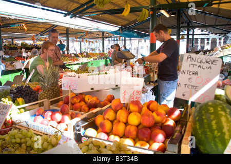 Kaufen frisches Obst auf dem Markt in Venedig Italien Stockfoto