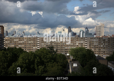 Der Londoner Skyline wie aus dem Heygate Estate, Elephant & Burg, London zu sehen. Stockfoto