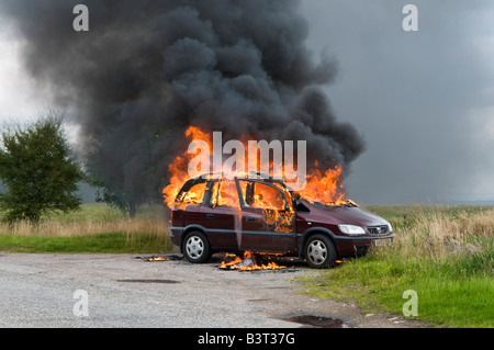 Glück gehabt für den Fahrer dieses Autos wie es ging in Flammen auf einem abgelegenen Feldweg in Schottland. Stockfoto