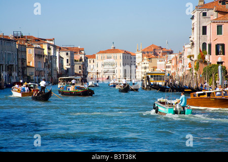 Belebten Schiffsverkehr auf dem Canal Grande in Venedig Stockfoto