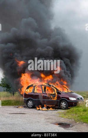 Glück gehabt für den Fahrer dieses Autos wie es ging in Flammen auf einem abgelegenen Feldweg in Schottland. Stockfoto