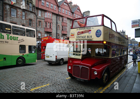 Klassische und moderne Sightseeing-Busse auf Edinburghs Royal Mile Stockfoto