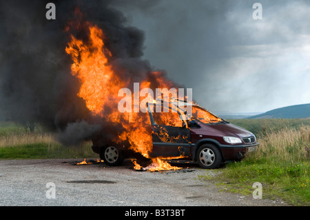 Glück gehabt für den Fahrer dieses Autos wie es ging in Flammen auf einem abgelegenen Feldweg in Schottland. Stockfoto