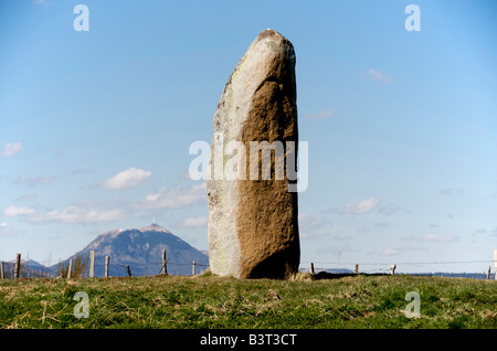 Der Menhir von Fohet sagte der Pierre Longue in der Nähe von Aydat, Puy de Dome, Auvergne Rhone Alpes, Frankreich Stockfoto