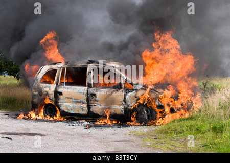 Glück gehabt für den Fahrer dieses Autos wie es ging in Flammen auf einem abgelegenen Feldweg in Schottland. Stockfoto