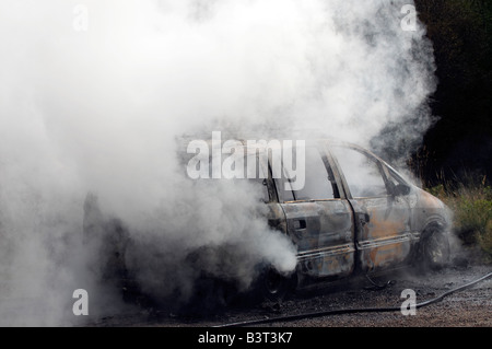 Glück gehabt für den Fahrer dieses Autos wie es ging in Flammen auf einem abgelegenen Feldweg in Schottland. Stockfoto