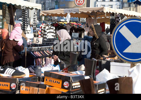 Ein hellen Morgen um MIDI-Markt, einem von Europas größten Märkte unter freiem Himmel statt jeden Sonntag in der Nähe von Gare du Midi in Brüssel Belgien Stockfoto