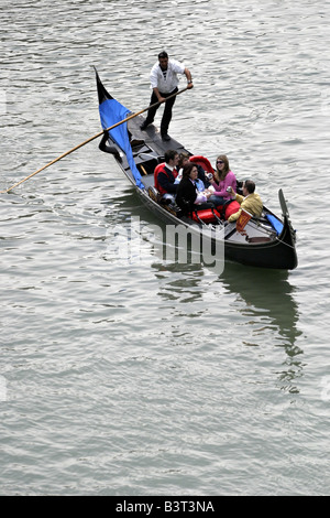 Eine Gruppe von Touristen fahren Sie mit einer Gondel in Venedig, Italien. Stockfoto