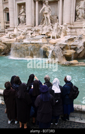 Eine Gruppe katholischer Nonnen besucht den Brunnen Fontana di Trevi im Barockstil in Rom, Italien Stockfoto