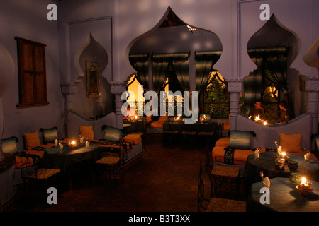 Die romantischen Obergeschoss Restaurant des The Aladins Lampe Restaurant Outa el Hammam, Hauptplatz der Stadt mit Blick auf Stockfoto