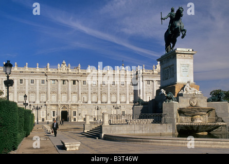 Palacio Real und Felipe IV Statue am Plaza de Oriente in Madrid Spanien Stockfoto