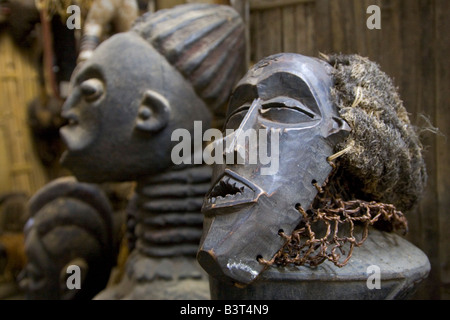 Exotische geschnitzten afrikanische Antiquitäten, darunter Masken Figuren Statuen auf Verkauf im Stadtteil Marolles auf rue Blaes in Brüssel Belgien Stockfoto