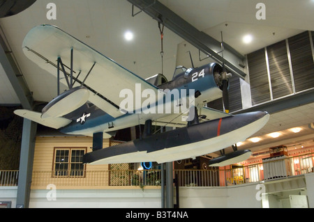 Vought OS2U Kingfisher Weltkrieg USA Amphibienflugzeuge hängen in Naval Air Museum, Naval Air Station Pensacola, Florida Stockfoto